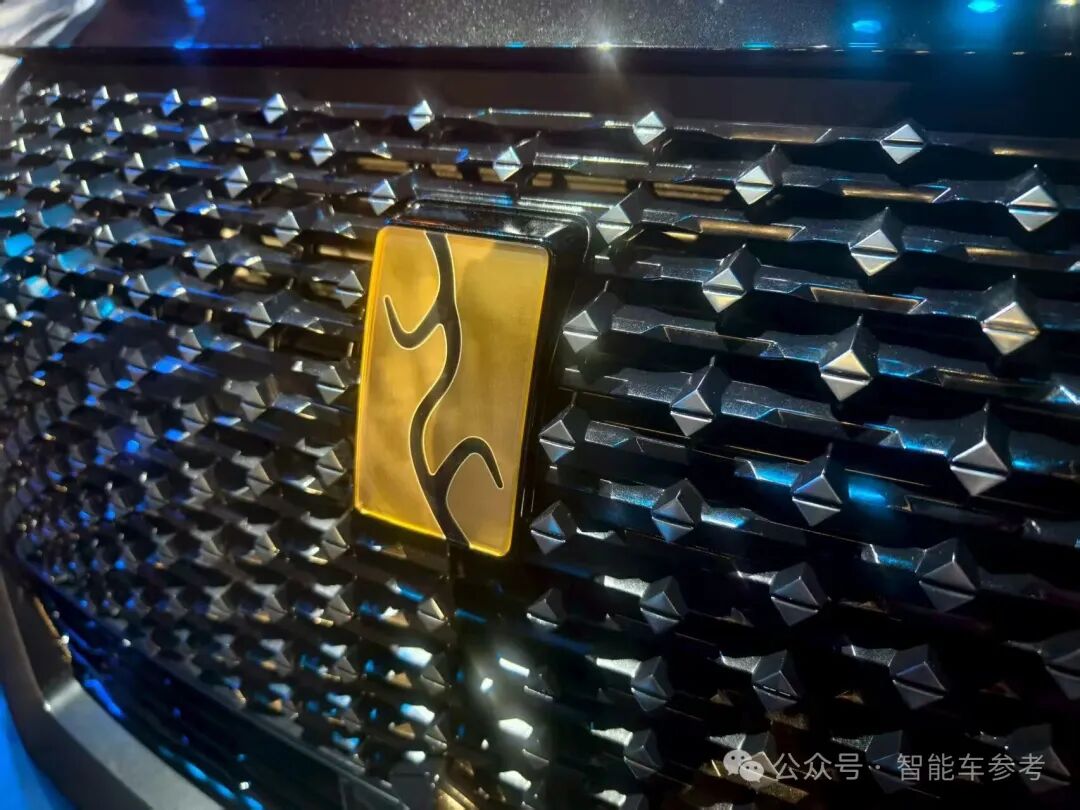 比亚迪全新豪车128万开卖，车标24K真金，“80%老车主是企业家”