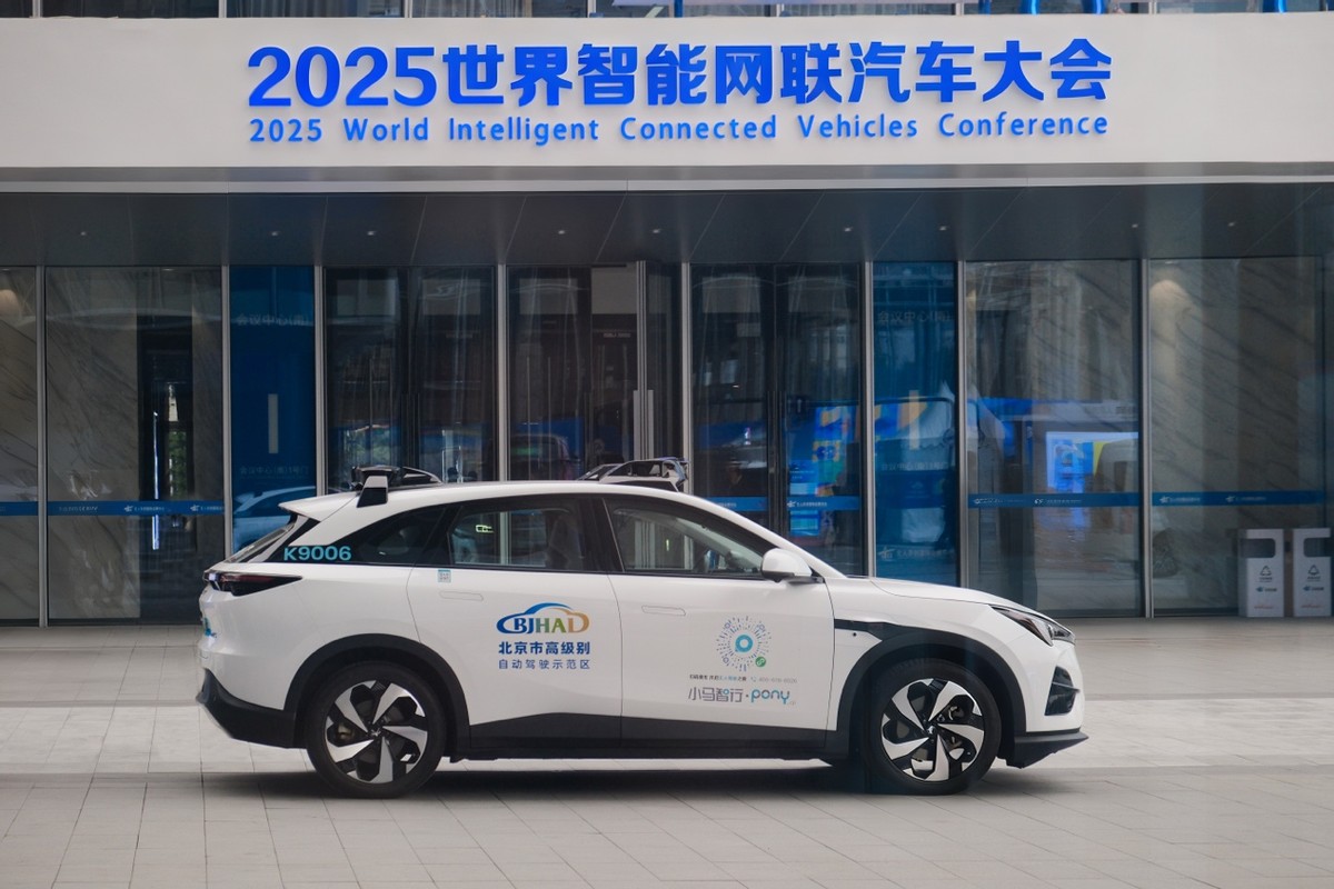 第300台极狐阿尔法T5无人车下线，小马智行冲刺千台Robotaxi车队