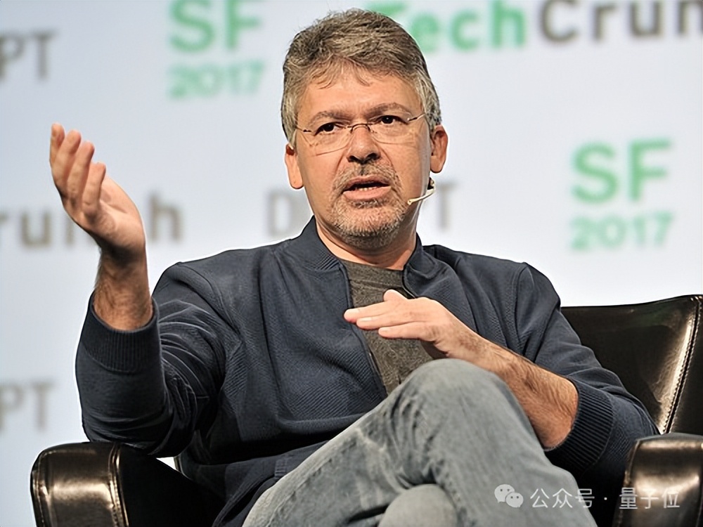 库克不忍了！挥刀优化苹果AI大总管