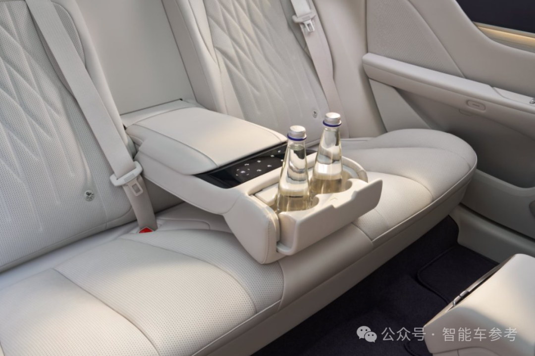 首款激光雷达合资混动轿车！全球首发Momenta R6飞轮大模型，首创不停车一键泊入