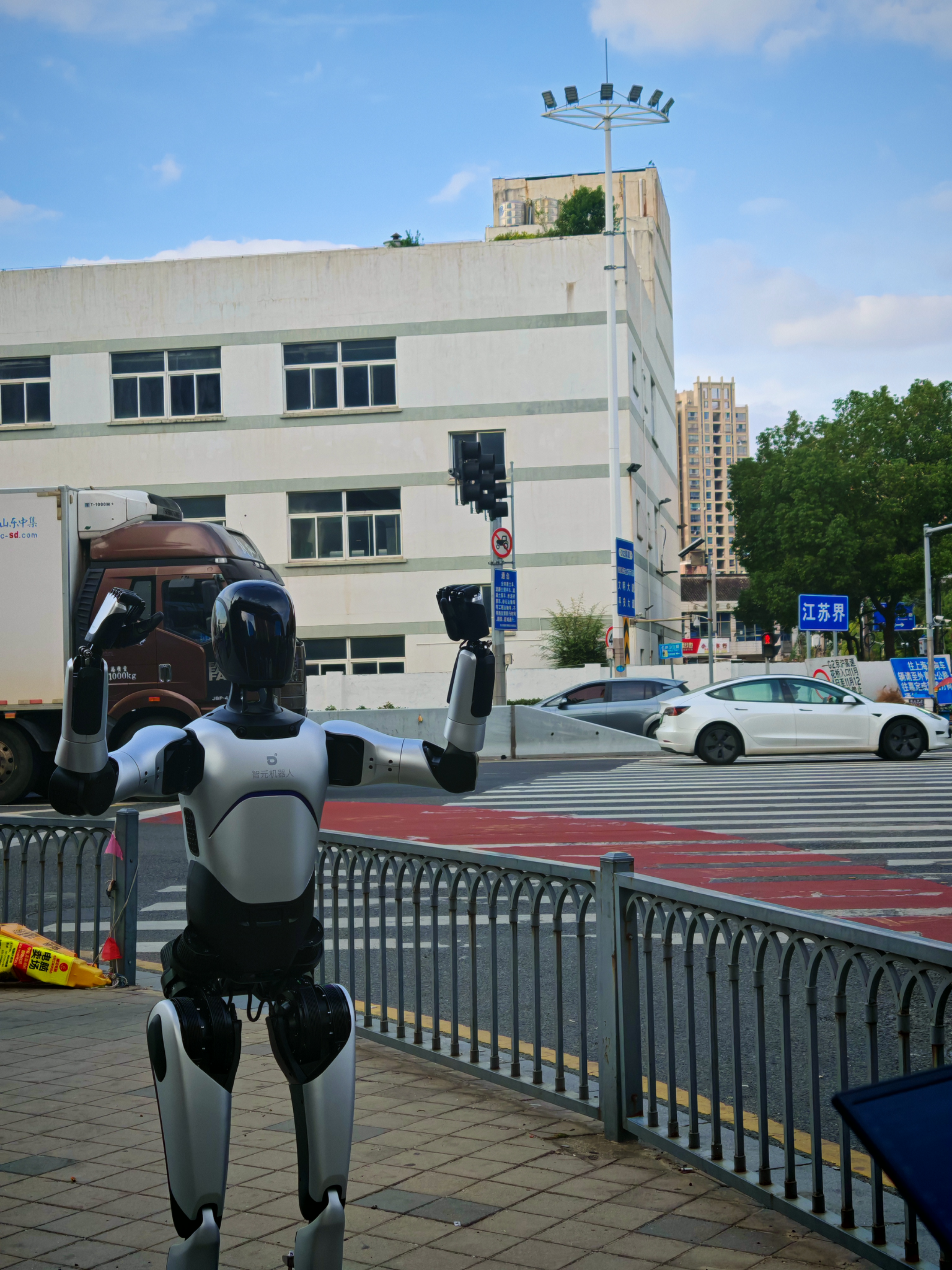 智元远征A2完成全球首次人形机器人百公里跨省行走,获吉尼斯世界纪录认证 智元远征A2完成全球首次人形机器人百公里跨省行走,获吉尼斯世界纪录认证