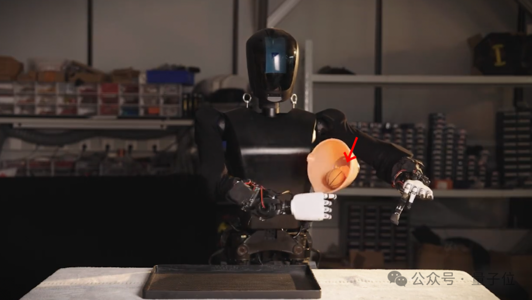 人形机器人会变魔术了，春晚节目组了解一下（doge）