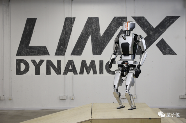 国产具身人形机器人征服复杂场景: 实时感知规划，动态运动告别“盲走”