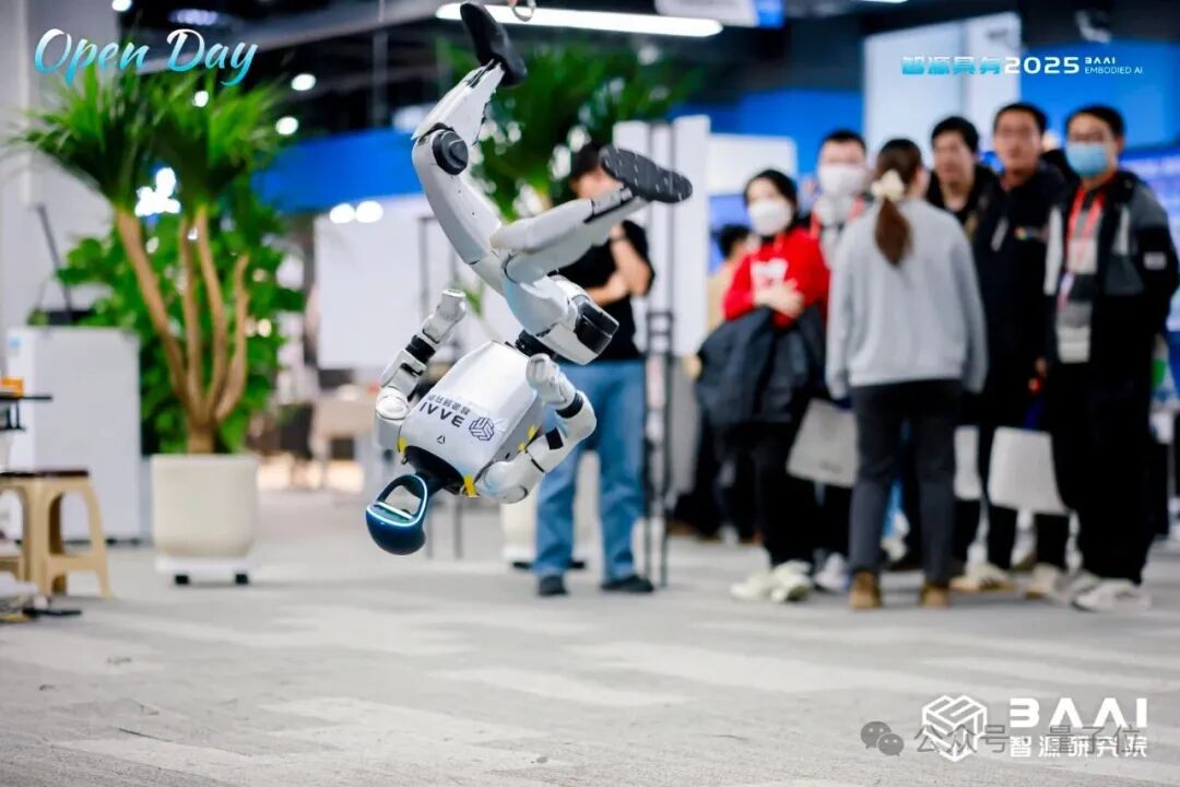 振臂一挥，大半个具身机器人圈都来了！智源研究院：别藏了，谁贡献数据多，谁的大脑就更好用