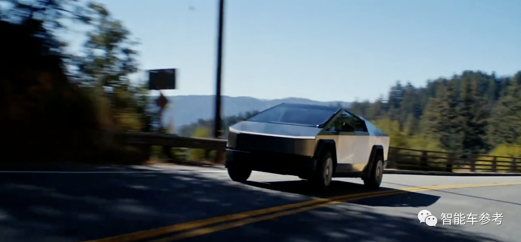 43万元！马斯克亲自交付赛博皮卡，首发线控转向，能拖挂5吨重物，加速秒掉保时捷