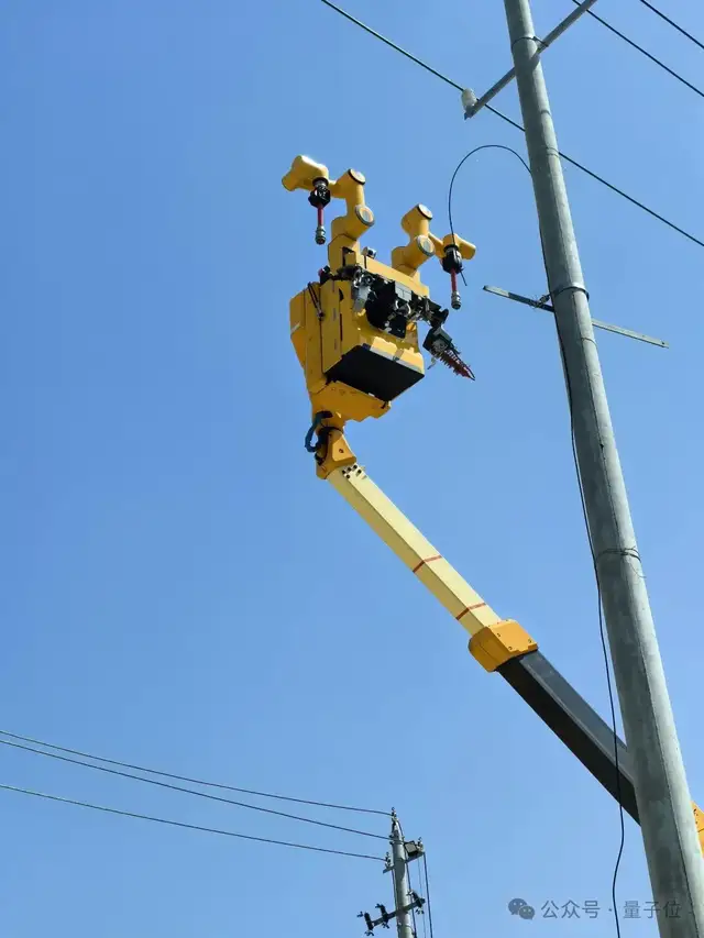 具身机器人征服1万伏高压线！-10℃严寒、13米高空全天候作业零事故