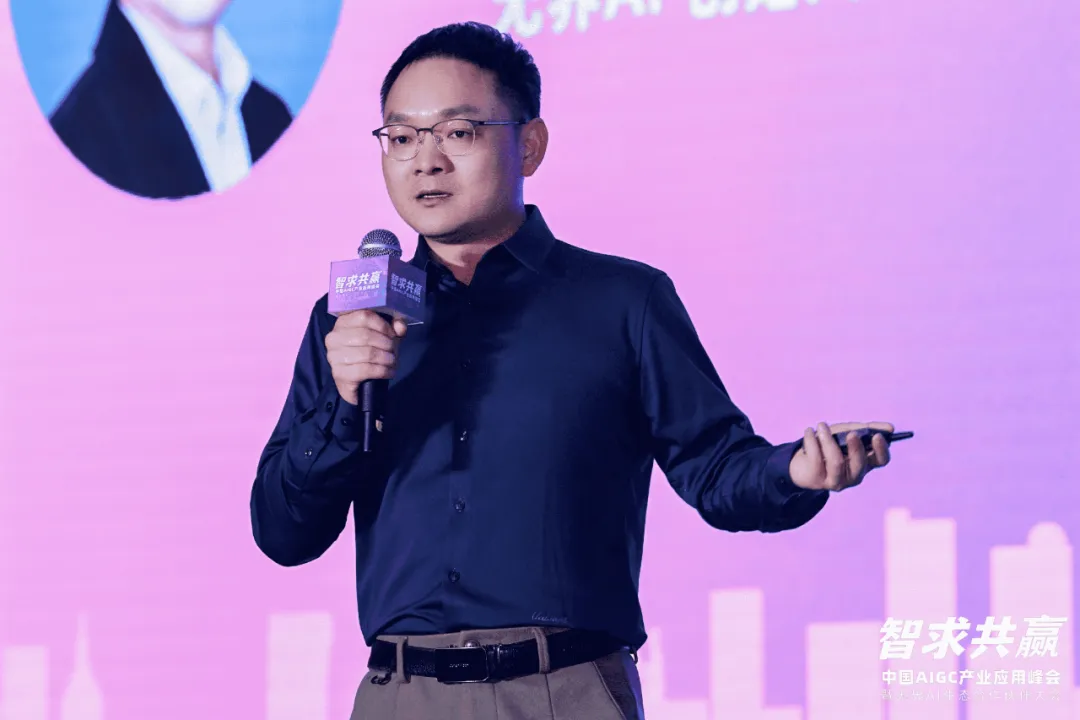 对话董事长丨李建华：接下来几年比较艰难，要学会用AI的眼睛看待未来