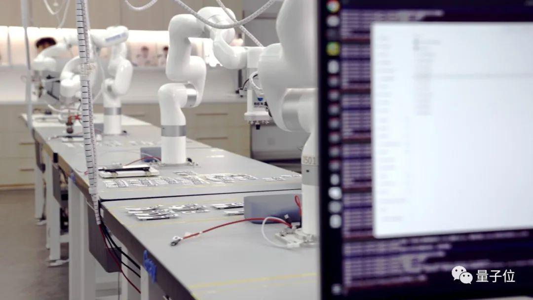 想走出这个实验室，一台手机要被机器人“敲打”20万次