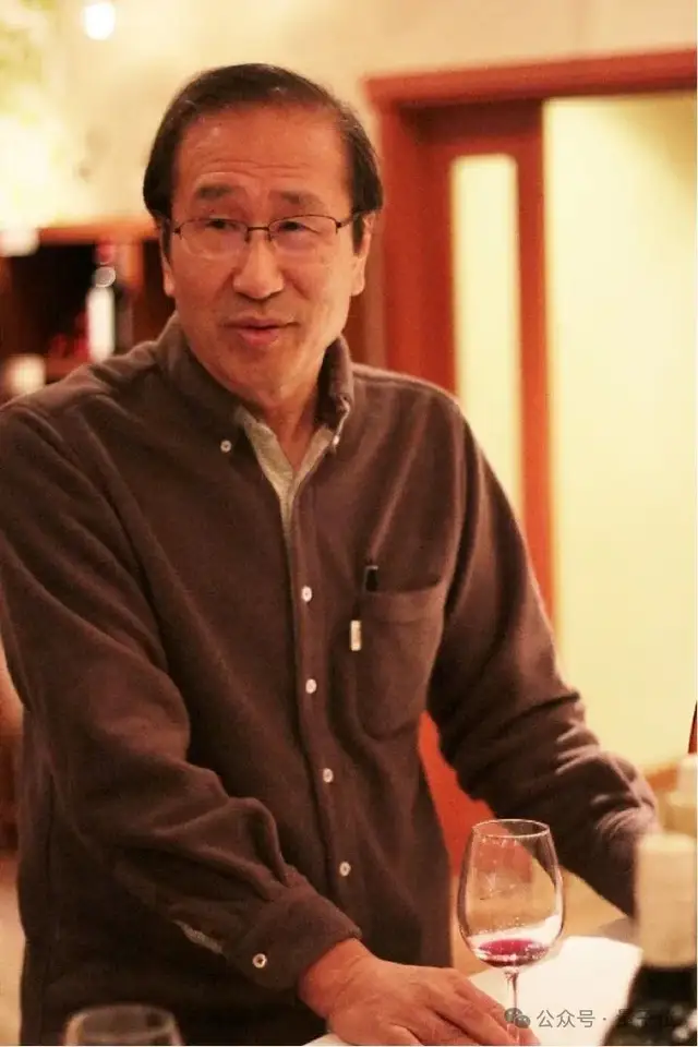 74岁“酒鬼”教授终于拿诺贝尔化学奖了