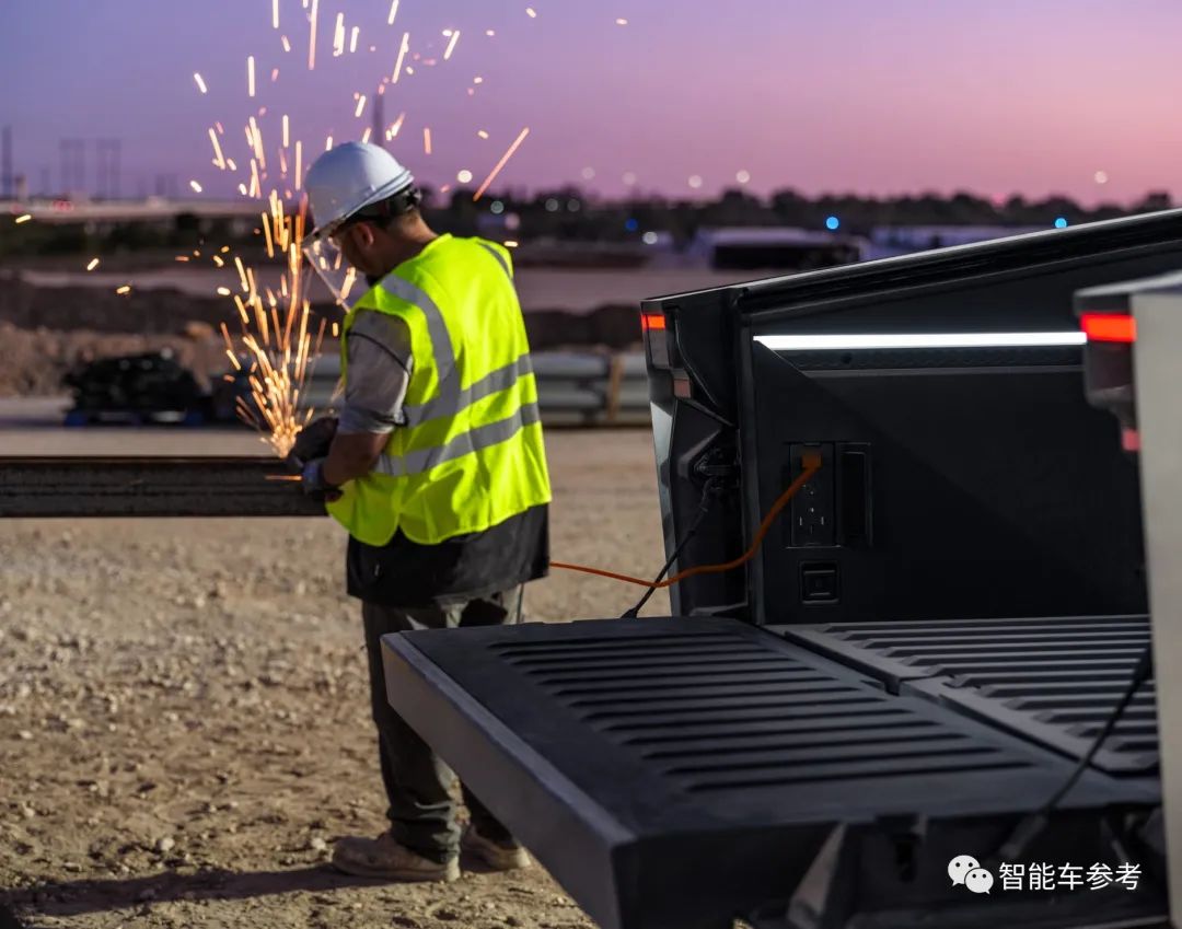 43万元！马斯克亲自交付赛博皮卡，首发线控转向，能拖挂5吨重物，加速秒掉保时捷