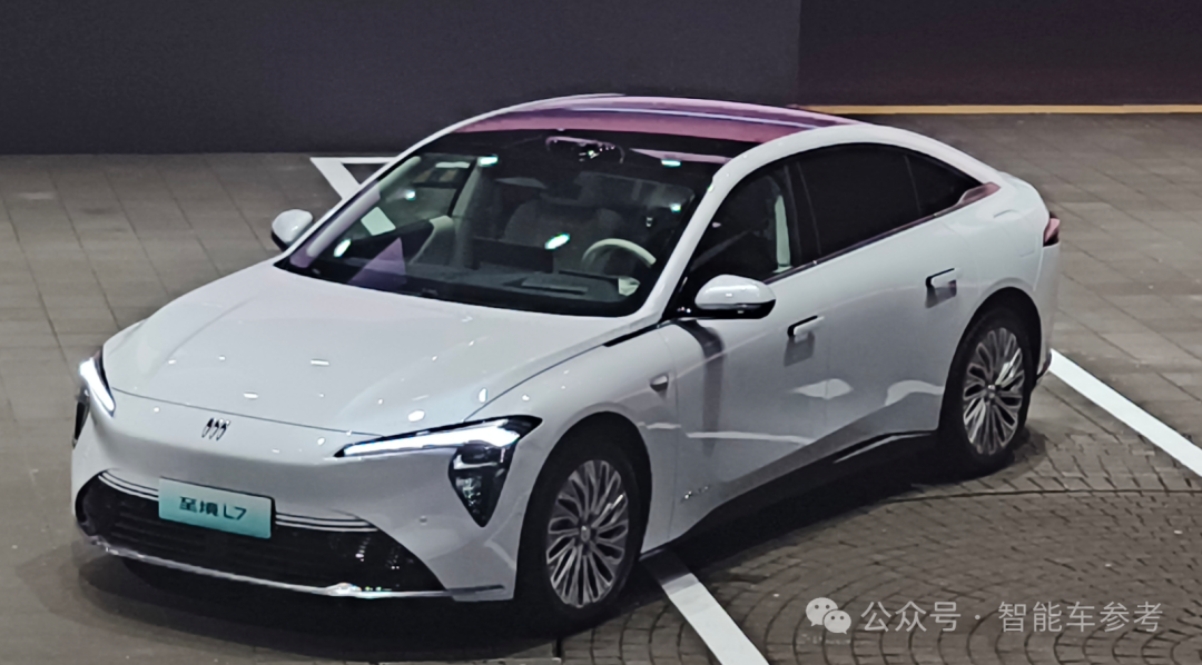 首款激光雷达合资混动轿车！全球首发Momenta R6飞轮大模型，首创不停车一键泊入