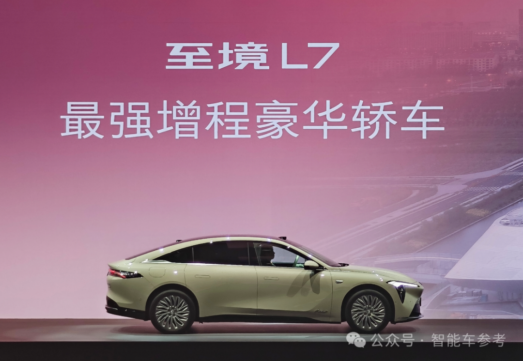 首款激光雷达合资混动轿车！全球首发Momenta R6飞轮大模型，首创不停车一键泊入