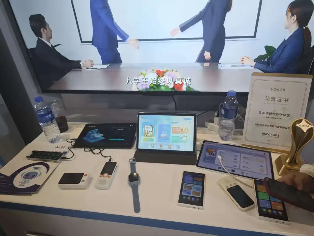 能懂孩子、懂爸妈、还懂宠物,这届AI硬件太会了