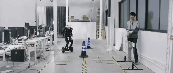 小鹏人形机器人首秀：能踢足球会玩平衡车，感知和汽车打通，何小鹏：能陪我打掼蛋