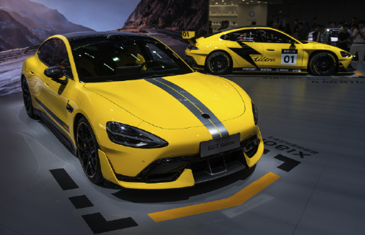 雷军周末无休验收小米「车位到车位」，全程直播，放话2025再投35亿站稳第一梯队