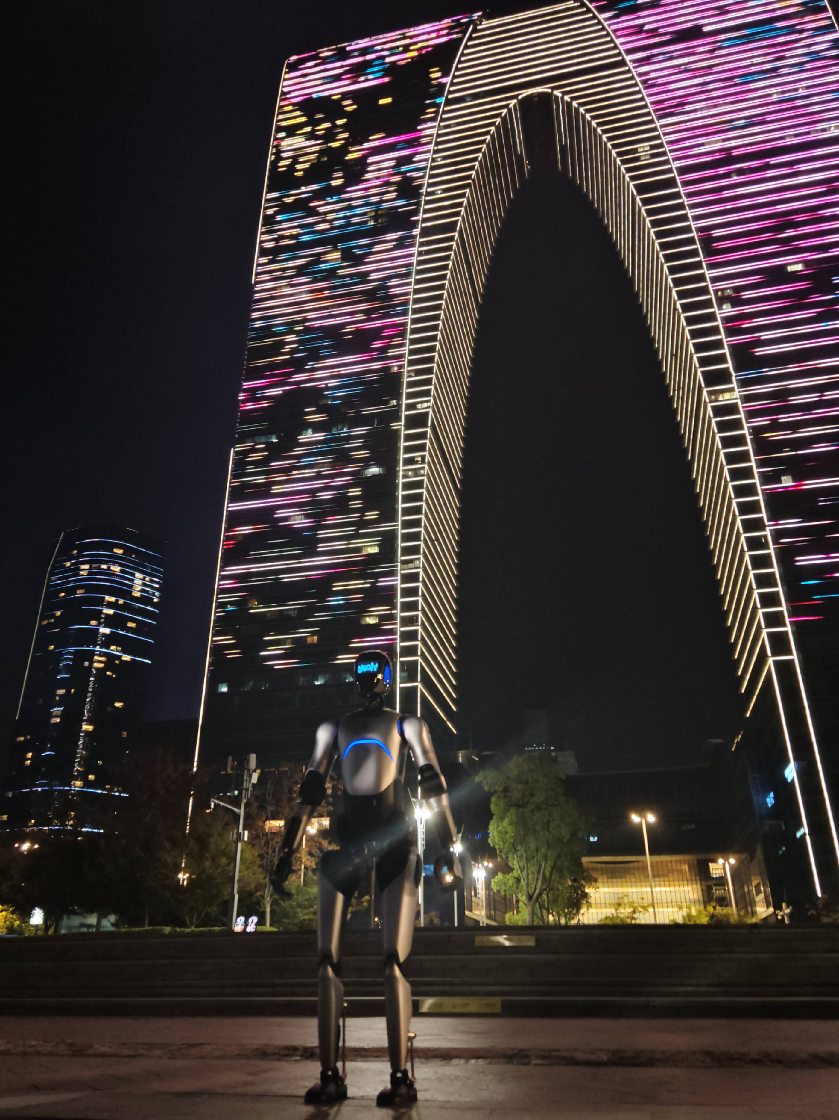 智元远征A2完成全球首次人形机器人百公里跨省行走,获吉尼斯世界纪录认证 智元远征A2完成全球首次人形机器人百公里跨省行走,获吉尼斯世界纪录认证