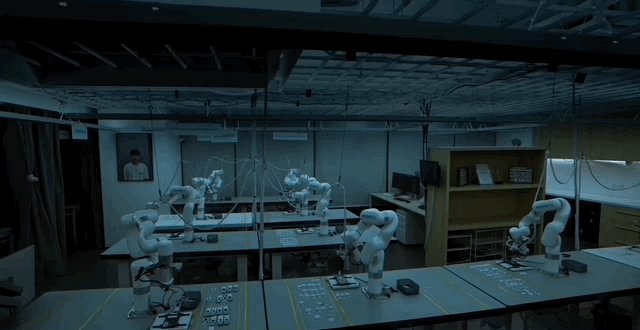 想走出这个实验室，一台手机要被机器人“敲打”20万次