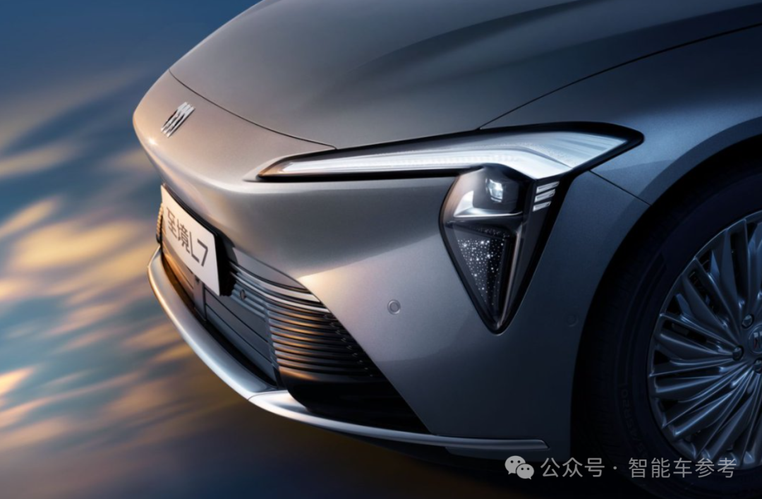 首款激光雷达合资混动轿车！全球首发Momenta R6飞轮大模型，首创不停车一键泊入