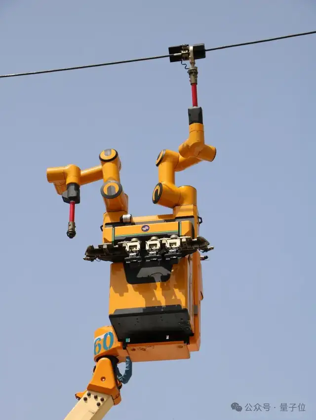具身机器人征服1万伏高压线！-10℃严寒、13米高空全天候作业零事故