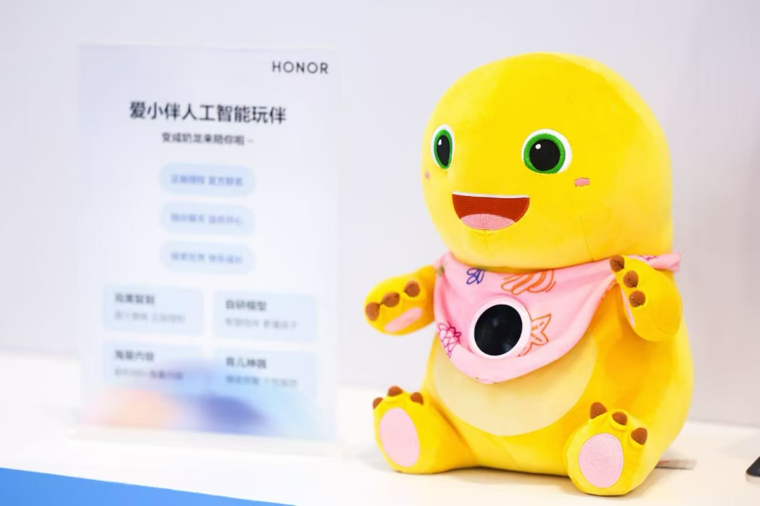 能懂孩子、懂爸妈、还懂宠物,这届AI硬件太会了
