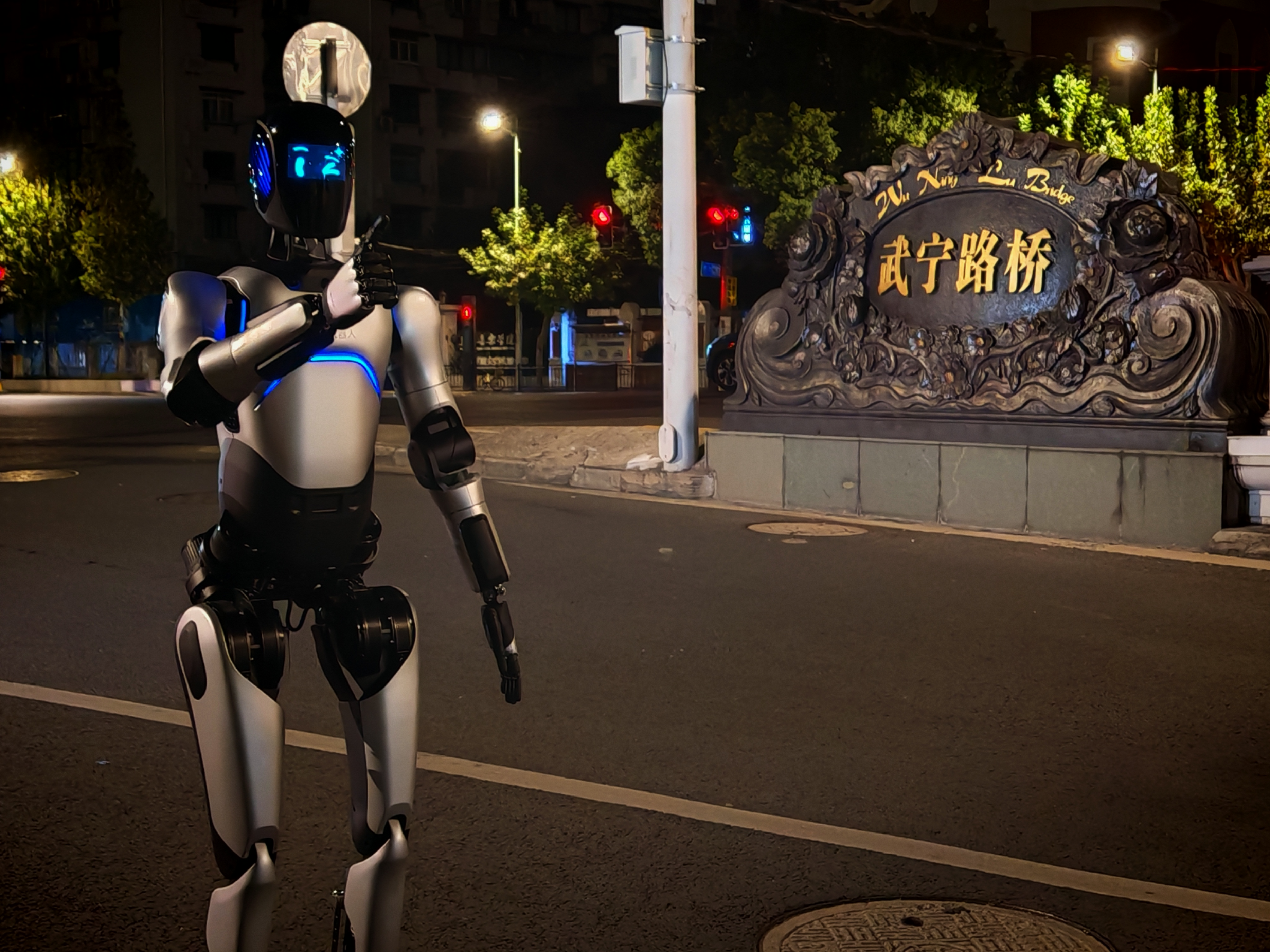 智元远征A2完成全球首次人形机器人百公里跨省行走,获吉尼斯世界纪录认证 智元远征A2完成全球首次人形机器人百公里跨省行走,获吉尼斯世界纪录认证