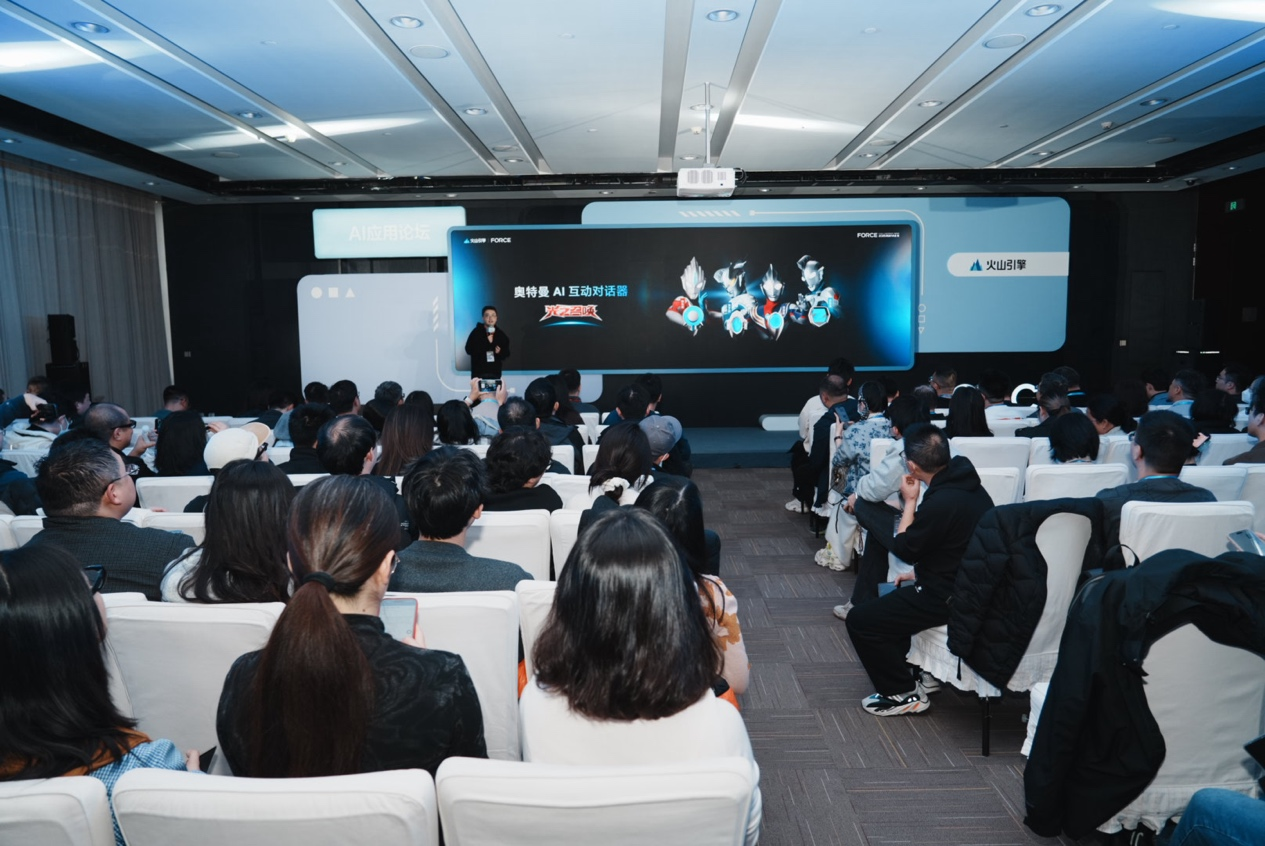 可打电话可对讲！全球首款奥特曼 AI 互动对话器来了