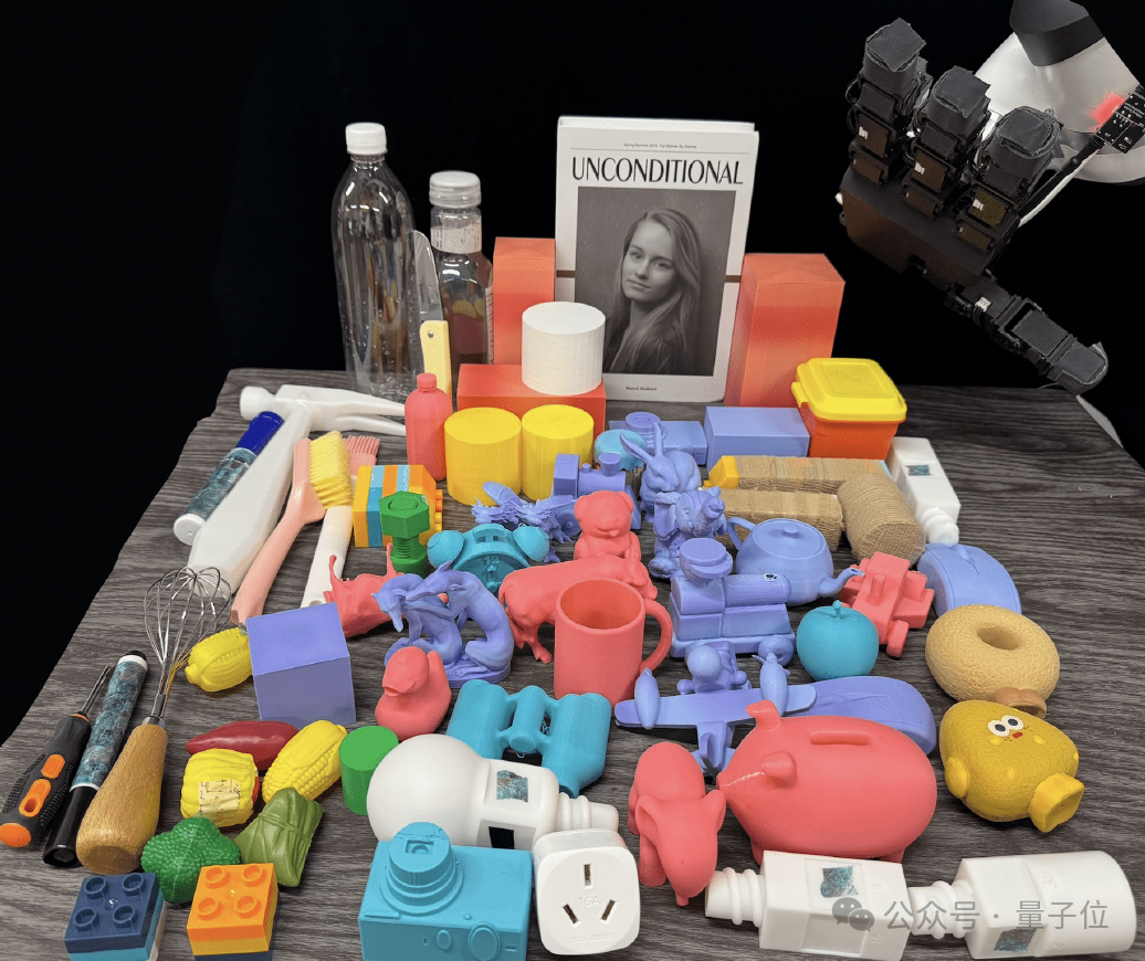 机器人“会用手”了!银河通用首破手掌任意朝向旋转难题 机器人“会用手”了!银河通用首破手掌任意朝向旋转难题