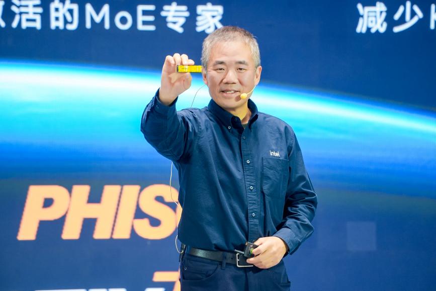 英特尔酷睿Ultra 9 200H系列焕新：120B MoE大模型，智能感官觉醒