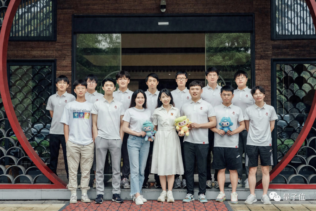 北大机器人当上亚运志愿者，全靠学生把多模态大模型结合具身智能