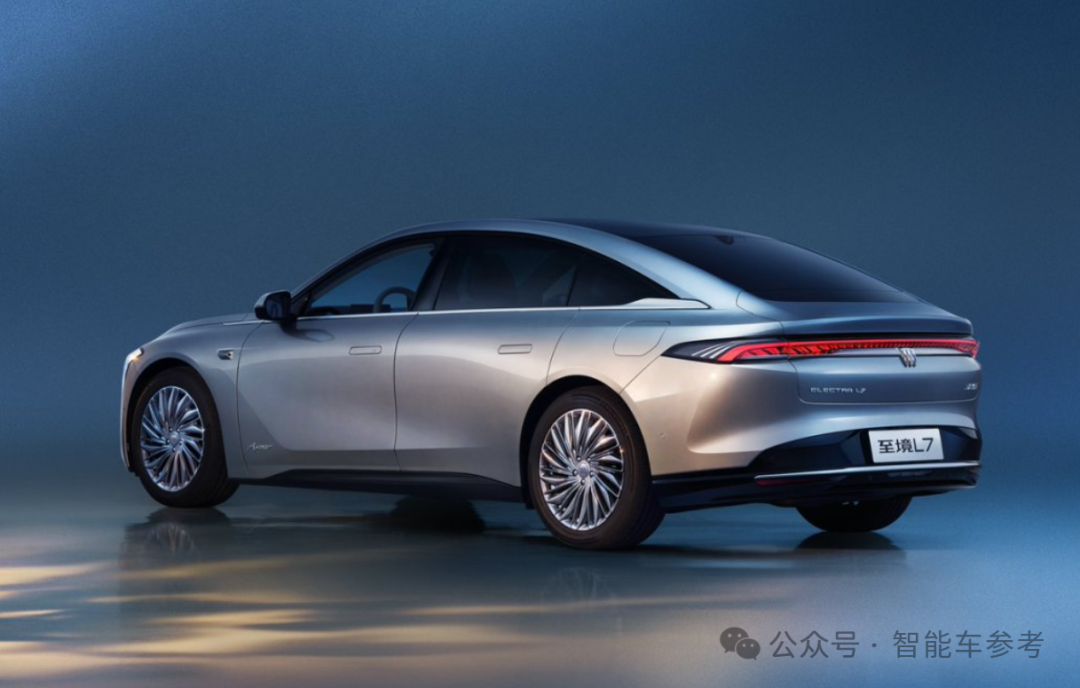 首款激光雷达合资混动轿车！全球首发Momenta R6飞轮大模型，首创不停车一键泊入