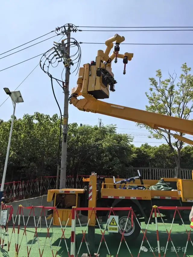 具身机器人征服1万伏高压线！-10℃严寒、13米高空全天候作业零事故