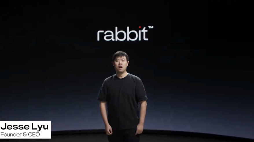 Rabbit R1买家秀翻车：问个问题比Siri还墨迹，响应速度远不及发布