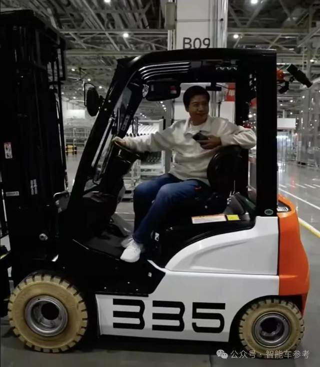 雷军周末无休验收小米「车位到车位」，全程直播，放话2025再投35亿站稳第一梯队