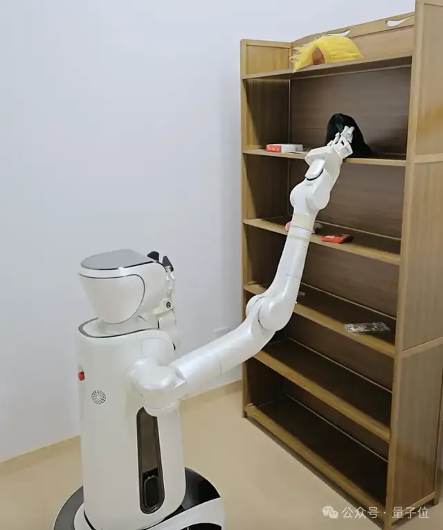 国产家庭机器人终于落地！连人带床推你去上班，小五位数价格明年开卖