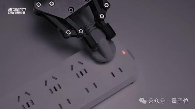 4.98万就能买机器人通用基座？一机三态，多场景验证，配VLA大脑